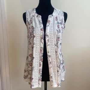 Adorable spring top. Versatile and so cute for warmer weather!